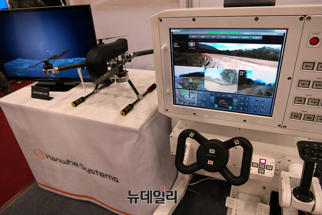 ▲ 쿼드콥터 무인 비행장치(좌) 지상형 장갑차량 원격 조종시스템
 (우) ⓒ뉴데일리 오세진