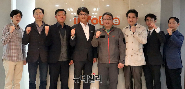 ▲ 공개 세미나 참석자(왼쪽부터): 보안뉴스 권 준 국장, 명지대 김영기 교수, 한상규 연구원, ㈜STX 김보람 과장, NDLab 오세진 소장, ㈜ASK 송용우 본부장, 정재종 동기부여 강연가, 사이버개념연구회 이기종 대표
ⓒ사이버개념연구회 제공