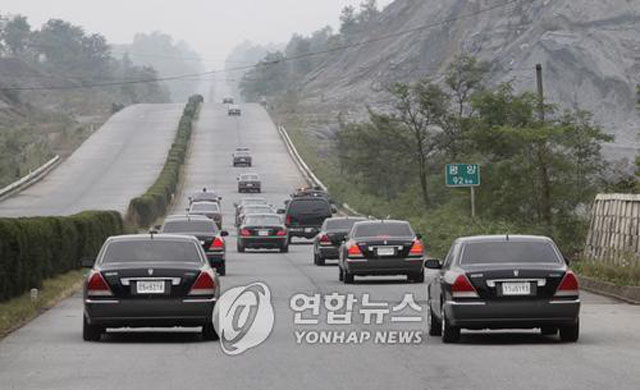 ▲ 2007년 10월 2일 평양으로 향하는 故노무현 前대통령 일행의 차량들. ⓒ연합뉴스. 무단전재 및 재배포 금지.