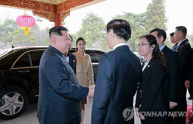 ▲ 김정은이 지난 3월 방중 당시 모습. 김정은 뒤로 특별열차에 실어서 가져갔던 전용 차량이 보인다. 벤츠 S600 풀먼 가드 모델로 알려져 있다. ⓒ연합뉴스. 무단전재 및 재배포 금지.