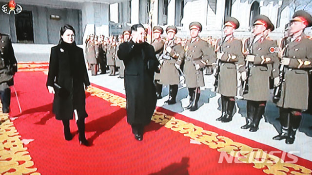 ▲ 김정은이 리설주와 함께 북한군 사열을 받는 장면.ⓒ사진=뉴시스