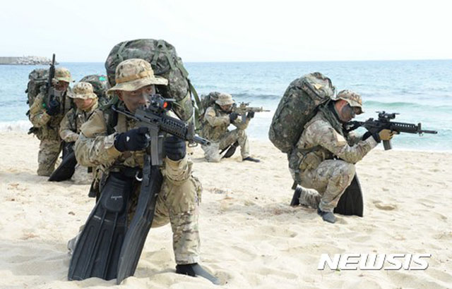 ▲ 일부 문재인 정부 관계자들의 주장대로 2018년 한미연합훈련은 시기와 규모가 크게 줄어들었다. 독수리 연습은 며칠 일찍 끝내기로 했고 '키 리졸브' 훈련은 남북정상회담 당일날 일시 중단하기로 했다고 한다. 사진은 2017년 3월 강원도 동해시 해안에서 침투훈련을 하는 한미 해병대원. ⓒ뉴시스. 무단전재 및 재배포 금지.