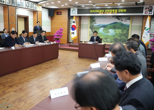 ▲ 이시종 충북지사가 26일 군수 공석으로 부군수 권한대행체제로 운영을 시작한 괴산군을 방문했다.ⓒ괴산군