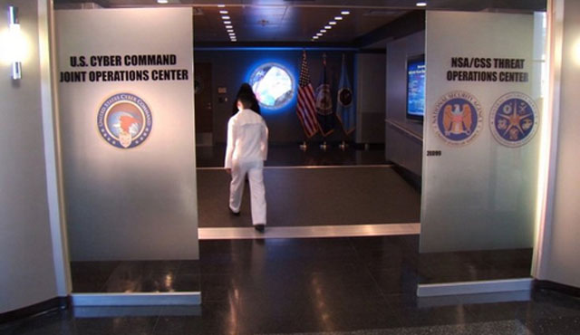 ▲ 美국방부 직속 사이버 사령부와 국가안보국(NSA), 중앙보안국(CSS) 상황실 입구의 모습. 세 기관의 책임자는 동일인이다. 이 자리에 일본계 미국인이 임명됐다. ⓒ美폭스 뉴스 NSA 관련보도 화면캡쳐.