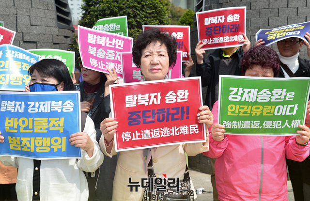 ▲ 구호 외치는 정베드로 북한 정의연대 대표 ⓒ 뉴데일리 공준표