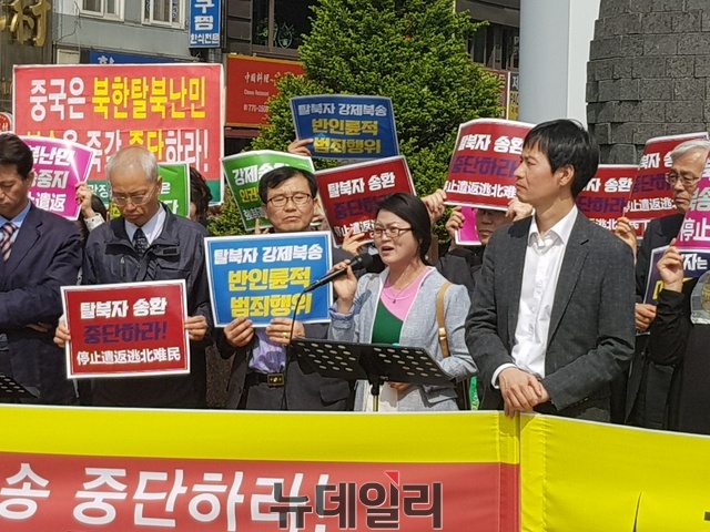 ▲ 26일 오후 서울 중구 명동에 위치한 중국대사관 앞에서 탈북단체들의 '탈북민 강제북송 반대 기자회견'이 열린 가운데 김태희 부산 탈북연대 실행위원이 탈북자 인권 실태를 고발하며 관심을 호소하고 있다.ⓒ뉴데일리 임혜진