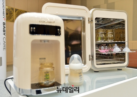 ▲ 쿠첸이 지난달 초 출시한 유아가전 '베이비케어' 분유포트, 젖병소독기 ⓒ 뉴데일리 공준표 기자