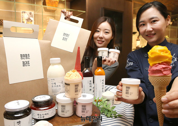 ▲ 현대백화점 압구정본점 명인명촌 매장에서 예약판매를 앞두고 백지현 젤라띠에레(오른쪽)가 명인명촌 젤라또 6종을 직접 소개하고 있다. ⓒ현대백화점