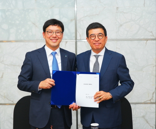 ▲ CJ헬스케어 강석희 대표이사(오른쪽)와 동아에스티 엄대식 대표이사가 계약서를 들고 기념사진을 찍고 있다. ⓒCJ헬스케어