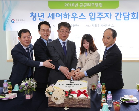 ▲ (좌로부터) 장가익 서울지역본부 주거복지사업처장, 백경훈 서울지역 본부장, 박상우 사장, 셰어하우스 입주 대학생, 김경철 주거복지사업처장 등이 기념촬영을 하고 있다. ⓒ한국토지주택공사