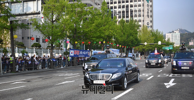 ▲ 27일 오전 문재인 대통령이 탄 차량 행렬이  남북정상회담을 위해 광화문을 지나고 있다.ⓒ한국공동사진기자단