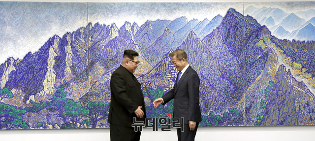 ▲ 문재인 대통령과 북한 김정은이 27일 오전 판문점 평화의 집 2층 회담장에서 남북정상회담에 앞서 신장식 작가의 그림’상팔담에서 본 금강산’을 배경으로 기념촬영하고 있다.ⓒ한국공동사진기자단