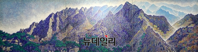 ▲ 문재인 대통령과 북한 김정은이 27일 오전 판문점 평화의 집 2층 회담장에서 남북정상회담에 앞서 신장식 작가의 그림’상팔담에서 본 금강산’을 배경으로 기념촬영하고 있다.ⓒ한국공동사진기자단