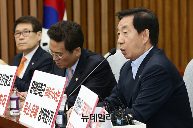 ▲ 27일 서울 여의도 국회 자유한국당 원내대표실에서 김성태 원내대표를 비롯한 참석자들이 남북정상회담 생중계를 시청하고 있다. ⓒ뉴시스