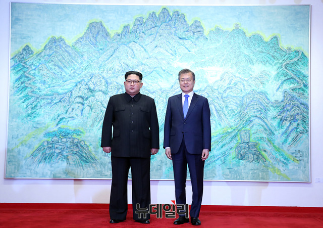 ▲ 나란히 선 김정은과 문재인 대통령. ⓒ한국사진공동기자단.