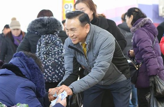 ▲ 시장 상인들과 일일이 악수를 나누는 구본영 천안시장.ⓒ구본영 블로그