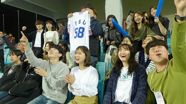 ▲ 26일 대구과학대 동문들이 삼성라이온즈파크에서 삼성과 NC 경기를 단체 관람하고 있다.ⓒ대구과학대학교