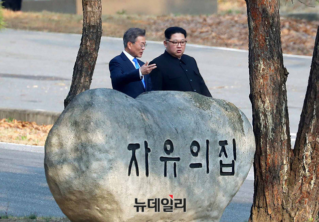 ▲ 문재인 대통령과 북한 김정은이 27일 오후 판문점에서 친교산책을 하고 있다. ⓒ사진=한국공동사진기자단