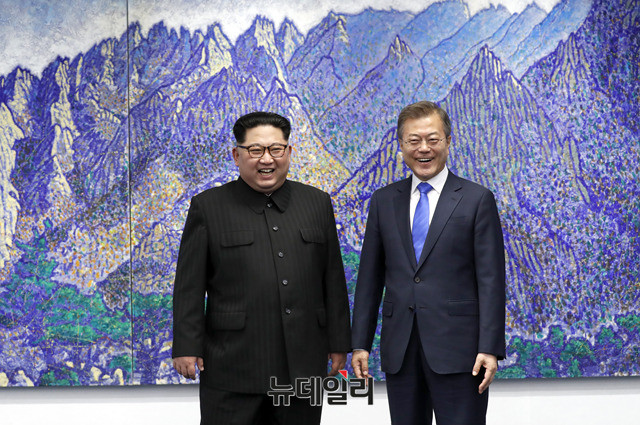 ▲ 문재인 대통령과 김정은 국무위원장이 27일 오전 판문점 평화의 집 2층 회담장에서 남북정상회담 앞에 신장식 작가의 그림 상팔담에서 본 금강산을 배경으로 기념촬영하고 있다. ⓒ한국공동사진기자단