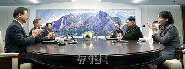 ▲ 문재인 대통령과 북한 김정은이 27일 오전 판문점 평화의 집에서 남북정상회담을 갖고 있다. ⓒ사진=한국공동사진기자단