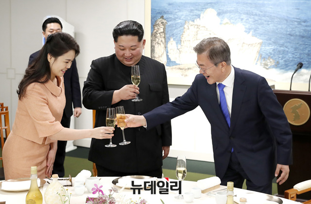 ▲ 문재인 대통령이 27일 오후 판문점 평화의 집에서 열린 환영만찬에서 리설주와 건배하고 있다.ⓒ사진=한국공동사진기자단