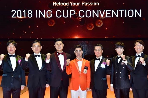 ▲ 정문국 대표이사 사장(오른쪽에서 세번째)이 연도대상 수상자들을 비롯한 임직원들과 함께 기념촬영을 하고 있다ⓒING생명