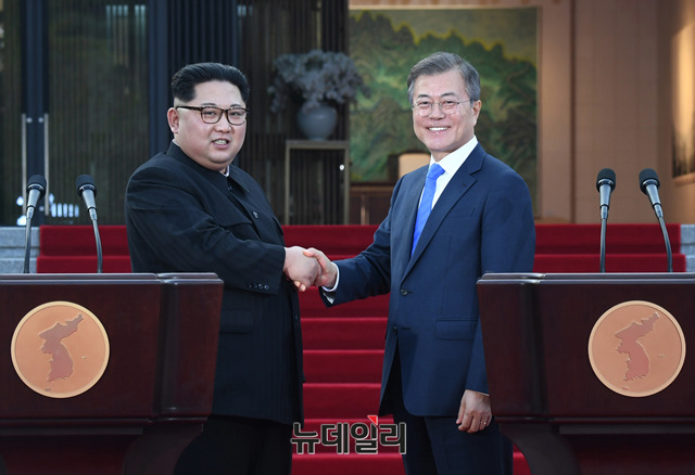 ▲ 악수하는 김정은과 문재인 대통령. ⓒ한국공동사진기자단.