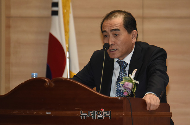 ▲ 북한자유주간 준비위원회는 28일 오전 서울 여의도 국회의원회관 대회의실에서 '제15회 북한자유주간 개막식'을 열었다. 태영호 전 주영(駐英) 북한 공사(현 국가안보전략연구원 자문연구원)가 격려사를 하고 있다. 태 전 공사는 지난 2016년 8월 가족과 함께 한국에 망명했다. 공사는 당시 현학봉 주영 북한 대사에 이은 대사관 서열 2위 직급으로, 탈북 외교관 중에서는 최고위급 인사다. ⓒ뉴데일리 이종현 기자