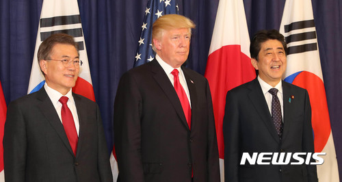 ▲ 2017년 7월 8일 한미일 정상이 독일 함부르크 미국대사관에서 기념촬영을 하고 있다. ⓒ 사진 뉴시스