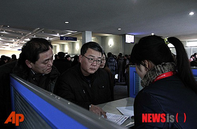 ▲ 김정은 정권이 남북정상회담 전후 며칠 동안 북한 주민들의 외부 전화통화를 강력히 단속했다고 한다. 사진은 2013년 1월 북한에 들어간 외국인이 '고려링크'에게 휴대전화 사용 관련 문의를 하는 모습. 본 기사 내용과 직접적 연관이 없음. ⓒ뉴시스-AP. 무단전재 및 재배포 금지.