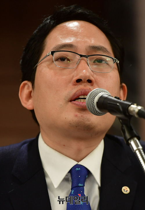 ▲ 대한의사협회가 29일 오후 서울 서초구 더케이호텔 거문고홀에서 '왜곡된 보장성 강화정책 문케어 바로잡기 전국의사 대표자 대토론회'를 개최했다. 최대집 제40대 대한의사협회 회장 당선인(사진)이 연설하고 있다. ⓒ뉴데일리 정상윤 기자