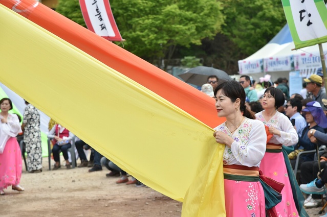 ▲ 전국 수달래꽃줄엮기경연대회에서 참가자가 꽃줄엮기를 하고 있다.ⓒ청송군