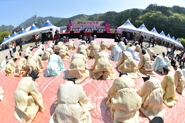 ▲ 지난 28일 청송주왕산수달래 축제 첫 출발을 알린 수달래 제례 장면.ⓒ청송군