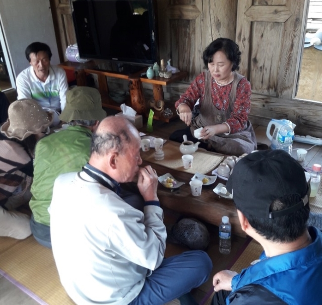 ▲ 영해면 괴시마을에서 열린 전통차 시음장면.ⓒ영덕군