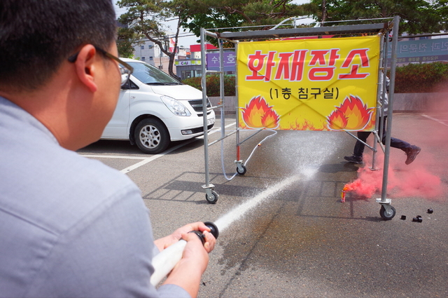 ▲ 화재 발생에 따른 진압훈련을 하고 있는 직원.ⓒ대구한의대