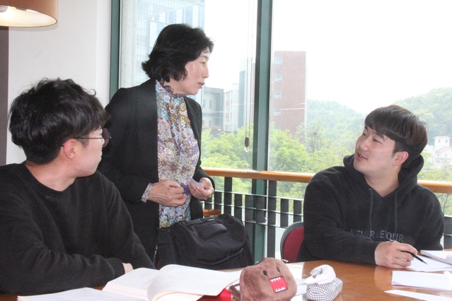 ▲ 수성대 김선순 총장이 26일 오후 강산관 도서관을 방문, 시험 준비중인 학생들에게 교내 커피점 커피구매권을 선물하며 격려하고 있다.ⓒ수성대