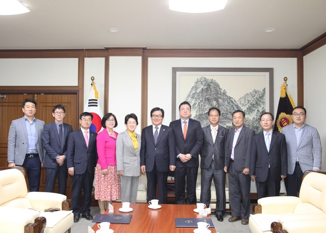 ▲ 대구시의회(의장 도재준)는 26일 오전 시의원 3명(이재화, 이경애, 신원섭), 공인회계사 3명, 세무사 2명, 재무경력자 2명 등 모두 10명으로 구성된 결산검사 위원들에게 위촉장을 수여했다.ⓒ대구시의회