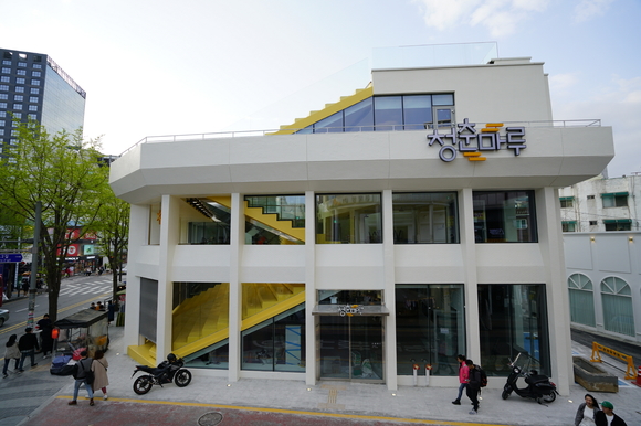 ▲ 홍대에 위치한 국민은행 'KB락스타 청춘마루' 전경.ⓒKB국민은행