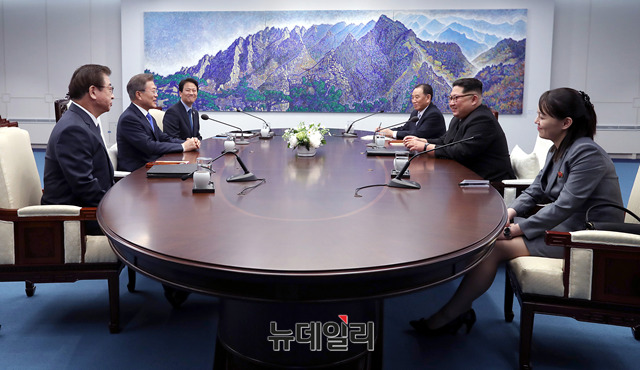 ▲ 문재인 대통령과 북한 김정은이 지난 27일 판문점 평화의집에서 남북정상회담을 하는 모습. ⓒ한국공동사진기자단