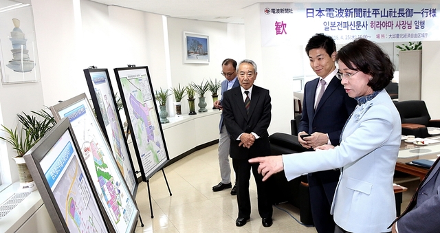 ▲ 지난 25일 대구경자청을 예방한 일본 전파신문사 관계자들에게 이인선 청장이 설명하고 있다.ⓒ대구경북경제자유구역청