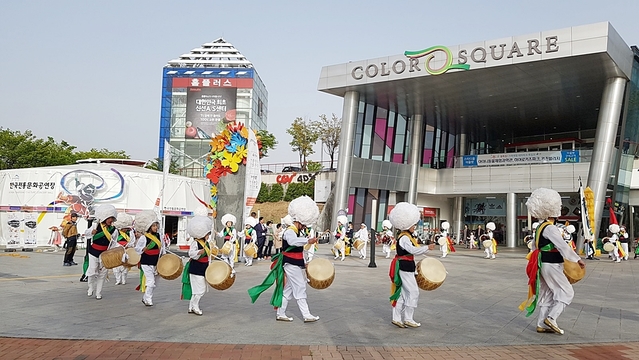 ▲ 한국전통문화공연장 앞에서 농악공연을 펼치고 있다.ⓒ수성구청