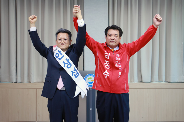 ▲ 보수후보인 안상섭(왼쪽)·김정수 경북교육감 예비후보 간 양자단일에서 안 예비후보가 단일후보로 결정됐다.ⓒ임 후보측