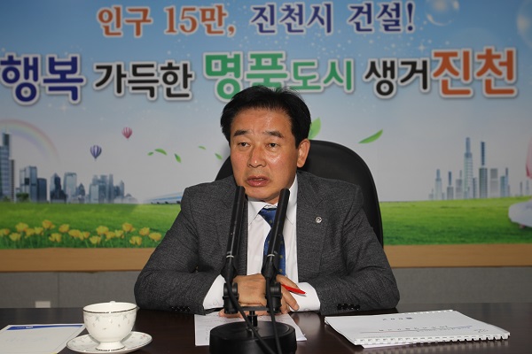 ▲ 송기섭 충북 진천군수가 30일 간부회의를 주재하고 있다.ⓒ진천군