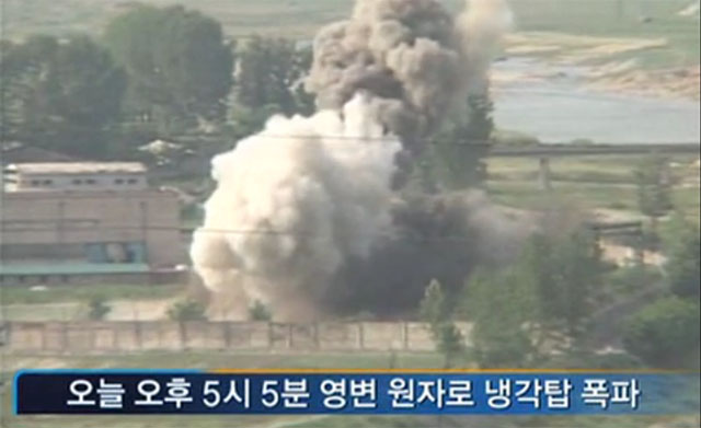 ▲ 2008년 6월 북한이 영변 핵시설에 있는 냉각탑을 폭파할 당시 영상. ⓒSBS 당시 관련보도 화면캡쳐.