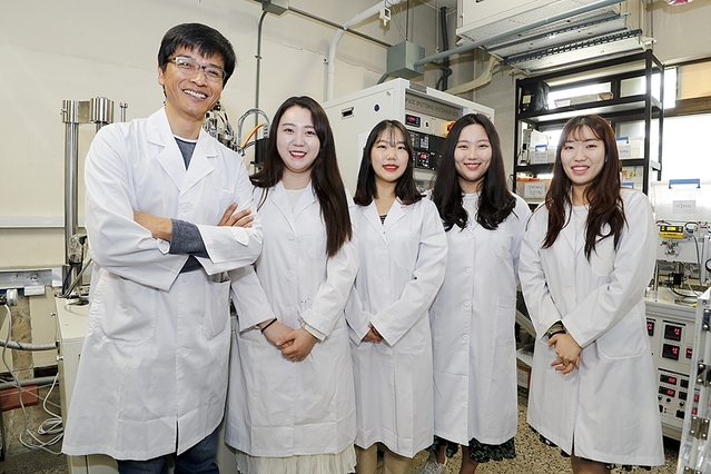 ▲ 영남대 전찬욱 화학공학부 교수 연구팀이 태양전지 상용화에 한걸음 더 다가갈 수 있는 공정기술을 개발해 학계와 산업계로부터 주목받고 있다.ⓒ영남대학교