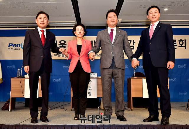▲ 이날 본격적인 토론이 시작되기 전, 4인의 후보는 손을 맞잡고 단일화에 대한 의지와 필요성을 서로 확인하는 시간을 가졌다. ⓒ뉴데일리 정상윤 기자