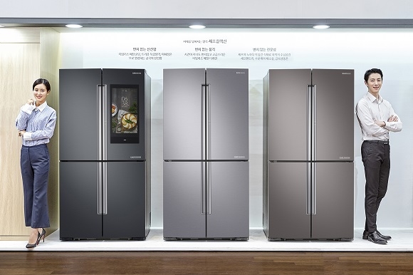 ▲ 좌측부터 셰프컬렉션 냉장고 혼드블랙, 혼드실버, 혼드브라운(신규컬러)ⓒ삼성전자