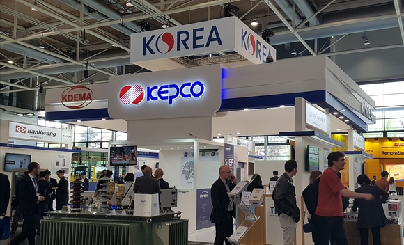 한국전력은 2018 하노버 국제 산업박람회에 전력분야 우수 중소기업 10개사를 이끌고 참석했다고 30일 밝혔다. ⓒ 한국전력