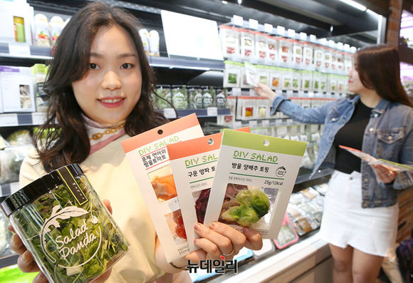 ▲ 현대백화점 킨텍스점 지하 1층 식품관 'DIY 샐러드' 코너에서 직원들이 다양한 샐러드 채소와 소스,토핑들을 선보이고 있다. ⓒ현대백화점