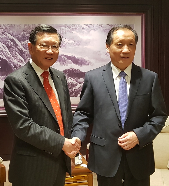 ▲ 박삼구 한국방문위원장(왼쪽)은 지난 25일 중국 베이징에서 리진자오 중국 문화여유부 부부장과 만나 기념 촬영을 하고 있다.ⓒ금호아시아나그룹